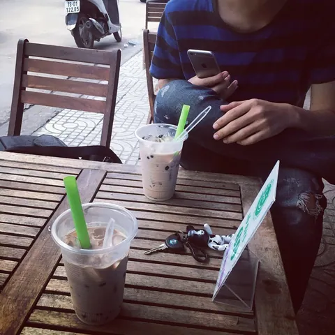Ảnh Ngồi Uống Trà Sữa: Gợi Ý Tạo Dáng, Meme & Ý Tưởng Chụp Đẹp