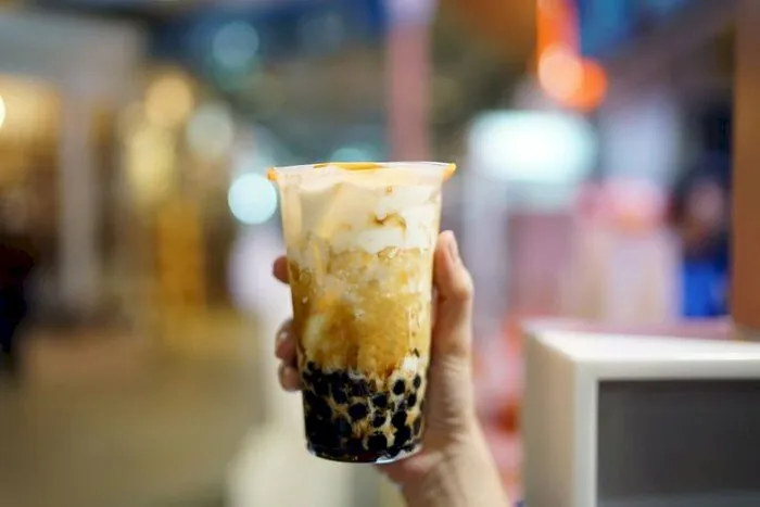 Ảnh Cầm Trà Sữa: Hướng Dẫn Tạo Dáng & Gợi Ý Chụp Hình Đẹp Như Food Vlogger