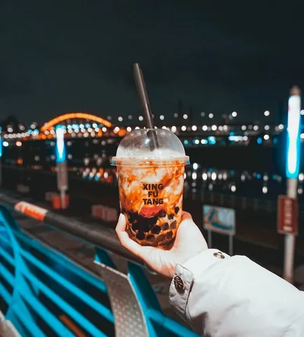 Ảnh Cầm Trà Sữa: Hướng Dẫn Tạo Dáng & Gợi Ý Chụp Hình Đẹp Như Food Vlogger