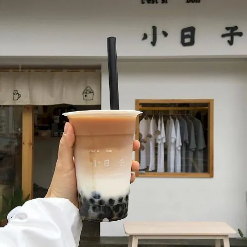 Ảnh Cầm Trà Sữa: Hướng Dẫn Tạo Dáng & Gợi Ý Chụp Hình Đẹp Như Food Vlogger