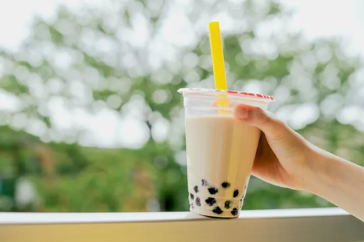 Ảnh Cầm Trà Sữa: Hướng Dẫn Tạo Dáng & Gợi Ý Chụp Hình Đẹp Như Food Vlogger