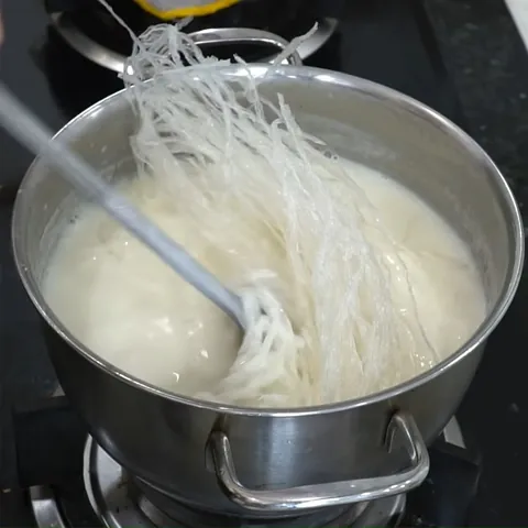Cách Làm Rau Câu Sợi Trà Sữa Dai Giòn, Thơm Ngon Chuẩn Vị Tại Nhà Cách Làm Rau Câu Sợi Trà Sữa Dai Giòn, Thơm Ngon Chuẩn Vị Tại Nhà