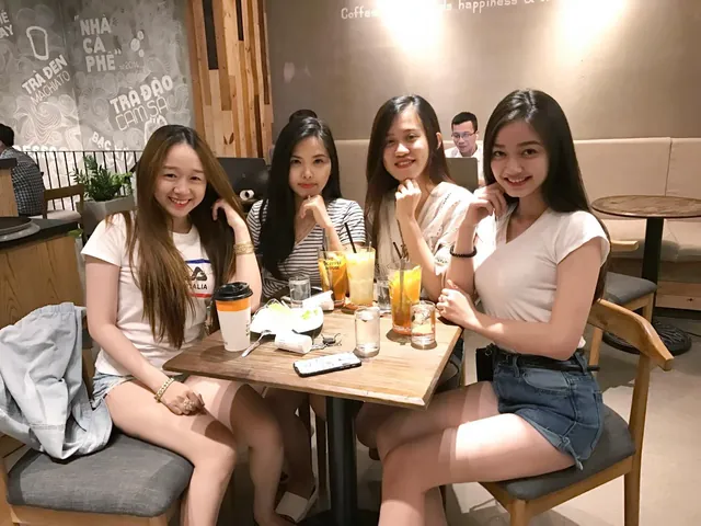 Đi Uống Trà Sữa Với Bạn Bè: Những Status Hay, Caption Thả Thính & Ý Tưởng Tụ Họp Vui Vẻ