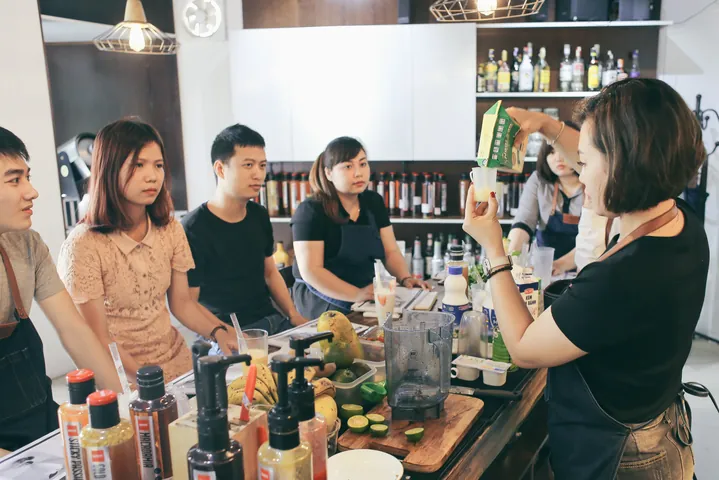 Khóa Học Pha Chế Trà Sữa Tại Hà Nội: Top Địa Chỉ Uy Tín & Kinh Nghiệm Mở Quán