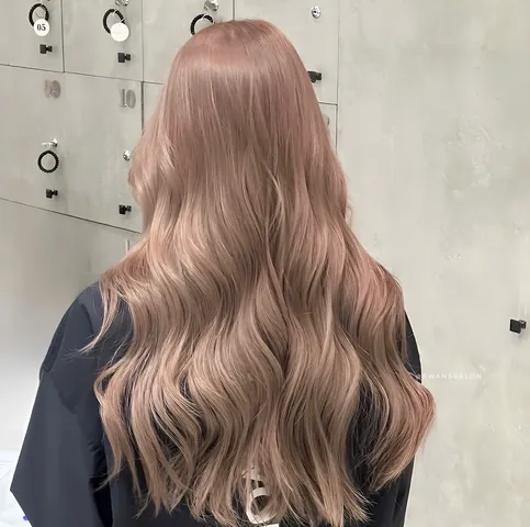 Nâu Trà Sữa Ánh Hồng: Màu Tóc Tôn Da, Xu Hướng & Cách Nhuộm Chuẩn Salon Nâu Trà Sữa Ánh Hồng: Màu Tóc Tôn Da, Xu Hướng & Cách Nhuộm Chuẩn Salon