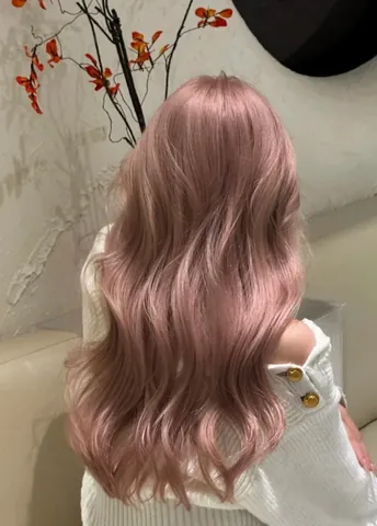 Nâu Trà Sữa Ánh Hồng: Màu Tóc Tôn Da, Xu Hướng & Cách Nhuộm Chuẩn Salon Nâu Trà Sữa Ánh Hồng: Màu Tóc Tôn Da, Xu Hướng & Cách Nhuộm Chuẩn Salon