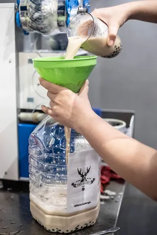 Trà Sữa Khổng Lồ 5 Lít: Khám Phá Xu Hướng "siêu To Khổng Lồ" & Nơi Mua Trà Sữa Khổng Lồ 5 Lít: Khám Phá Xu Hướng "siêu To Khổng Lồ" & Nơi Mua